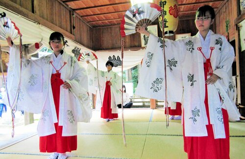 「浦安の舞」を奉納する女児たち
