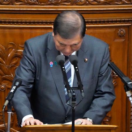 　衆院本会議で、江藤農相の発言に関し謝罪する石破首相＝２０日午後