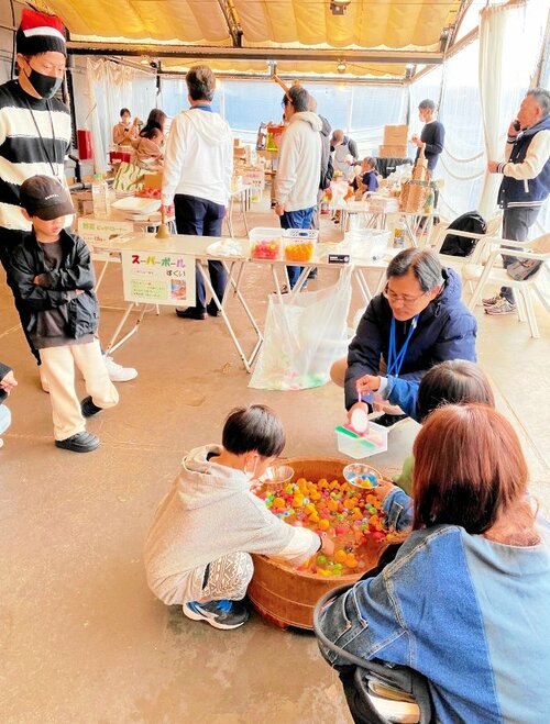 さまざまなブースを楽しむ参加者
