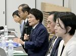 　北海道旭川市で女子中学生が自殺した問題で、調査結果を公表し、記者会見する再調査委員会の尾木直樹委員長（中央）＝２０２４年６月、北海道旭川市役所