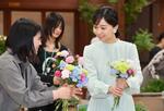 　岐阜県立国際園芸アカデミーで、花束作りを体験される秋篠宮家の次女佳子さま＝２１日午後、岐阜県可児市（代表撮影）