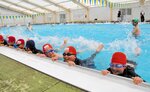久しぶりの水の感触を楽しむ児童ら＝２５日、香美町香住区境の香住Ｂ＆Ｇ海洋センター