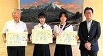 伊木市長（右）を表敬訪問し成長を誓った槙本選手（左から３人目）、原選手（同２人目）＝２０日、米子市役所