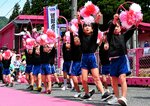 ピンク色の駅舎の前で、かわいらしく踊る園児ら＝１０日、智頭町大内の恋山形駅