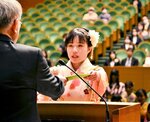 荒井学長から卒業証書を受け取る学生（右）