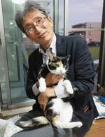 　三毛猫を抱く九州大の佐々木裕之特別主幹教授＝福岡市（本人提供）