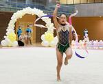 　「第１回インクルーシブ大会」でリボンの演技をする佐藤花さん＝１月、東京都三鷹市