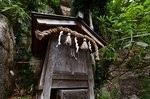 巨大な岩の隙間に鎮座