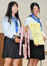 賞状や優勝カップを全校生徒に披露する森山さん（右）と林さん＝２６日、境港市上道町の境高
