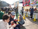 お目当ての一杯に舌鼓を打つ来場者＝１６日、米子市末広町の米子コンベンションセンター特設会場