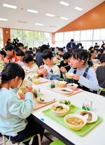 野菜で育てたウニを使った給食に舌鼓を打つ児童ら