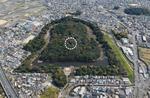 　誉田御廟山古墳（応神天皇陵）。点線内が竪穴式石室の発見場所＝４月、大阪府羽曳野市（共同通信社ヘリから）