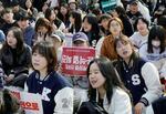 　尹錫悦の大統領罷免を求めるデモに参加する女子大学生ら＝３月、ソウル（共同）
