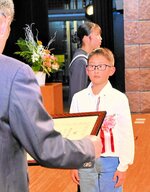 賞状を授与される佐々木さん（右）＝７日、湯梨浜町のハワイアロハホール
