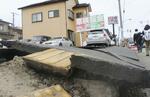 　能登半島地震による液状化でひび割れたアスファルト＝１月、新潟市
