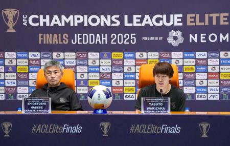 　アルアハリ戦を前に、記者会見する川崎・脇坂。左は長谷部監督＝２日、ジッダ（共同）