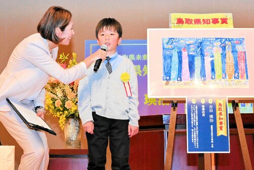 県知事賞に輝いた作品「未来の月」を紹介する吉田君