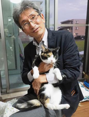 　三毛猫を抱く九州大の佐々木裕之特別主幹教授＝福岡市（本人提供）