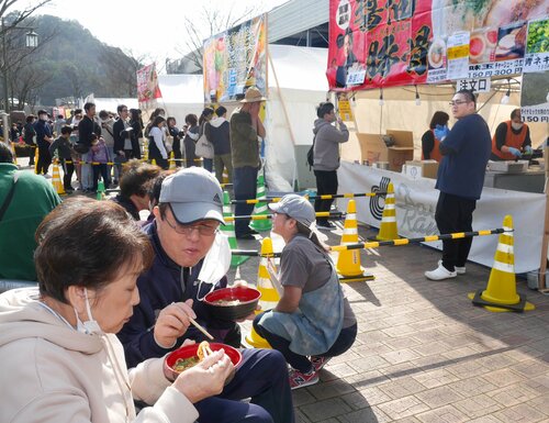 お目当ての一杯に舌鼓を打つ来場者＝１６日、米子市末広町の米子コンベンションセンター特設会場