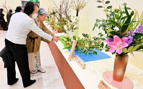 春を感じさせる作品に見入る来場者