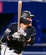 　５回、この試合２本目の二塁打を右越えに放つオリックス・麦谷＝バンテリンドーム