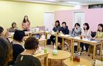 　「Ｃｏｌａｂｏ（コラボ）」と韓国の相談所関係者らの意見交換会＝４月、東京都内