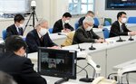 能登半島地震や豪雨災害の事例を踏まえて防災対策について助言する防災顧問の教授ら＝２６日、鳥取県庁