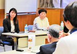 ３・１１フォーラム参加者の質問を受ける高橋さん（左）と吉田さん＝９日、鳥取市のとりぎん文化会館