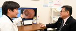 藤井センター長から検査結果の説明を受けて安堵（あんど）する広田市長（右）＝５日、倉吉市伊木の倉吉シティ内視鏡クリニック