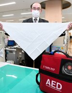 市がＡＥＤに新たに備える三角巾＝７日、鳥取市富安２丁目の市役所駅南庁舎
