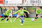 鳥取－鹿児島　ガイナーレは後半１１分、普光院が自ら獲得したＰＫを決めて先制する＝Ａｘｉｓバードスタジアム