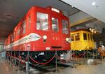　地下鉄博物館に展示されている３００形（左）と１００１号車＝東京都江戸川区