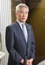 　取材に応じる中日本高速道路の縄田正社長＝７日午後、国交省