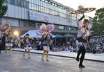 ステージで踊りを披露する釧路鳥取傘踊り保存会