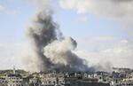 　ガザ北部ガザ市で、イスラエル軍の攻撃後に住宅街から立ち上る煙＝１４日（ゲッティ＝共同）