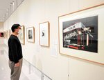 多種多様な版画作品が並ぶ会場