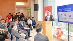事業の将来性を訴える森本社長（右）＝２８日、松江市魚町の山陰合同銀行本店
