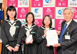 西村町長（右端）に提案書を手渡す（左から）西村さん、長谷川さん、山本さん＝５日、新温泉町役場