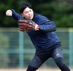 攻守に磨きをかけ、プロ入りを目指す林拓馬＝松江市の大芦球場
