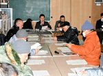 地域振興策など最終処分場の整備計画の内容を聞く住民ら＝２４日夜、米子市陰田町