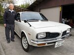 収蔵される「ホンダ１４５クーペ」に寄り添う塚根さん＝米子市博労町４丁目