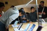 　ニューヨークにある米アップルの販売店＝４日（ゲッティ＝共同）