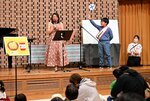 童謡を披露した小椋さん（左）とクイズの正解発表をするこども館長