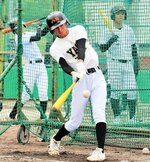 低反発の新基準バットで打撃練習をする八頭の選手＝八頭高グラウンド