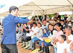 【くぎ付け】香美町出身の世界的マジシャン・片山幸宏さんのショーも大盛況。子どもから大人までが目を丸くして見入っていた＝２２日、新温泉町丹土の県立但馬牧場公園
