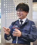 　取材に応じる三菱電機鎌倉製作所の松浦佑貴さん＝２月、神奈川県鎌倉市