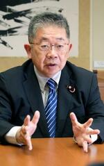 　インタビューに答える共産党の小池晃書記局長