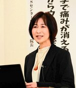 姿勢のゆがみと体の痛みの関係を解説する安積院長＝香美町の村岡区中央公民館