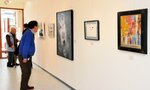 市立美術館整備を求める会員らの多彩な作品が並ぶ会場＝８日、鳥取市川端１丁目のギャラリー集