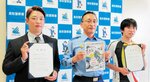 自転車安全利用推進リーダーとして柴田署長（中央）から委嘱状を付与された南本さん（左）と藤岡さん